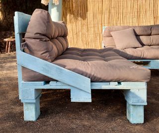 Sofá chill out exterior palets azul y marrón