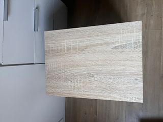 Mesita de noche blanca y madera