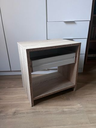 Mesita de noche blanca y madera