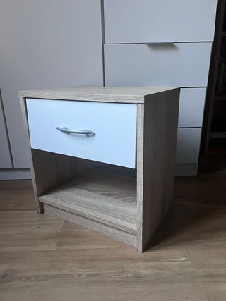 Mesita de noche blanca y madera