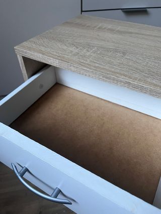 Mesita de noche blanca y madera