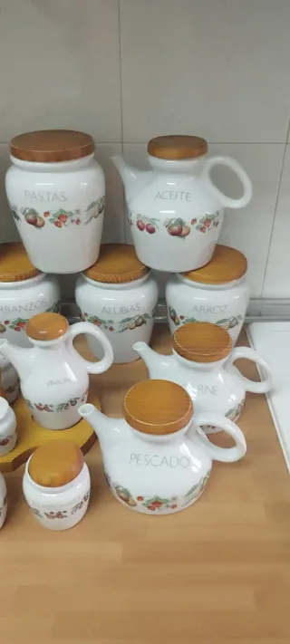 Juego vintage de tarros y especieros de cocina.