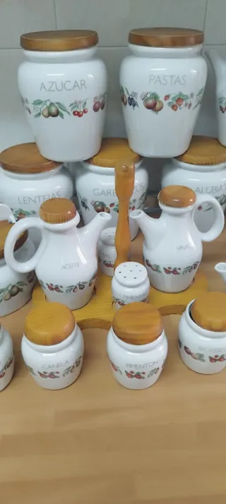 Juego vintage de tarros y especieros de cocina.