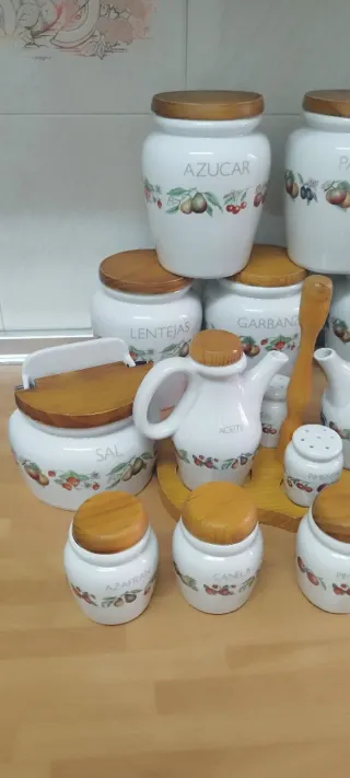 Juego vintage de tarros y especieros de cocina.