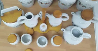 Juego vintage de tarros y especieros de cocina.