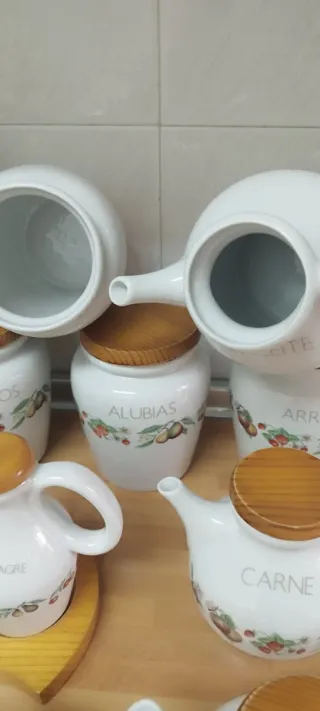 Juego vintage de tarros y especieros de cocina.