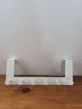 Perchero de puerta metálico blanco