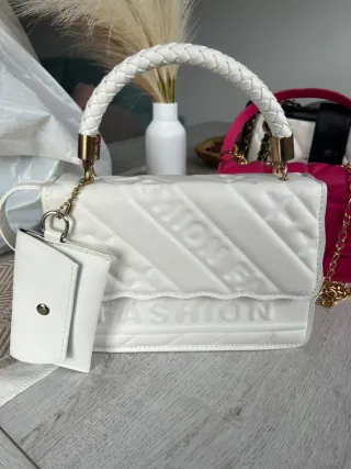 Bolso blanco acolchado con monedero