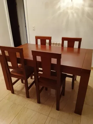 Mesa de comedor de madera