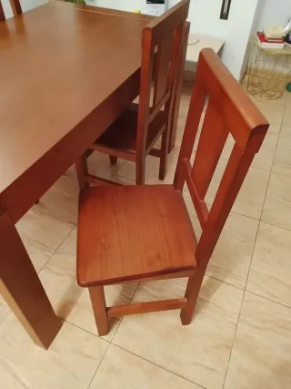 Mesa de comedor de madera