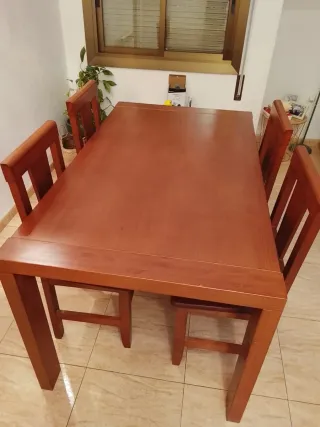 Mesa de comedor de madera