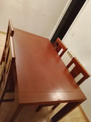 Mesa de comedor de madera