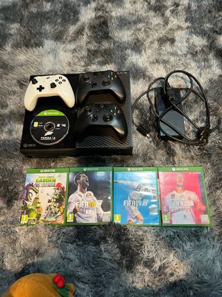 Xbox One X + 3 Mandos + 5 Videojuegos