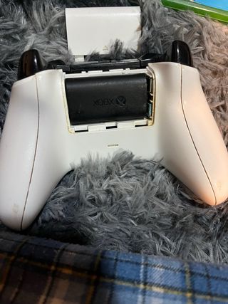 Xbox One X + 3 Mandos + 5 Videojuegos