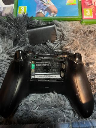 Xbox One X + 3 Mandos + 5 Videojuegos