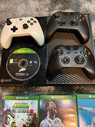 Xbox One X + 3 Mandos + 5 Videojuegos
