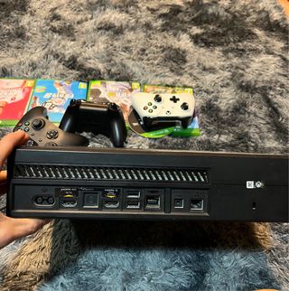 Xbox One X + 3 Mandos + 5 Videojuegos