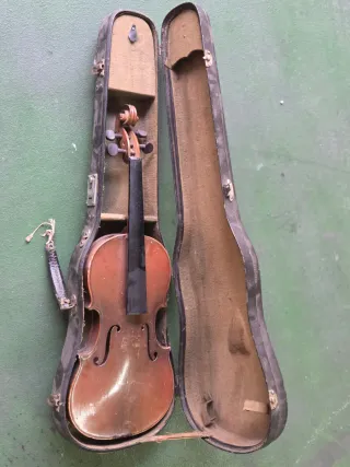 Violín antiguo para restaurar