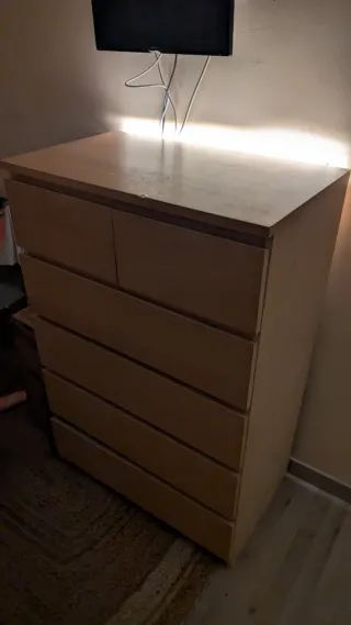 Cajonera Ikea Malm marrón con luz LED