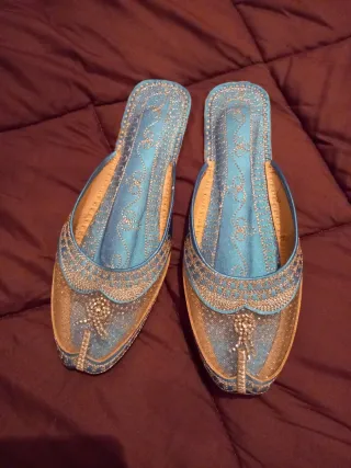 Zapatillas de fiesta azules y doradas