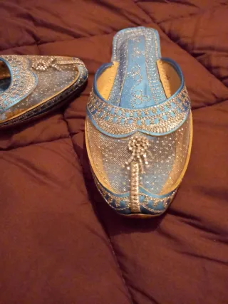 Zapatillas de fiesta azules y doradas