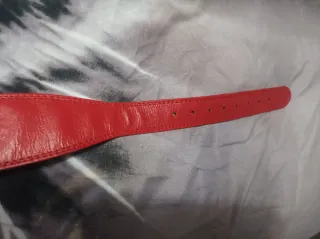 Cinturón ancho rojo con hebilla