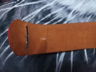 Cinturón ancho rojo con hebilla