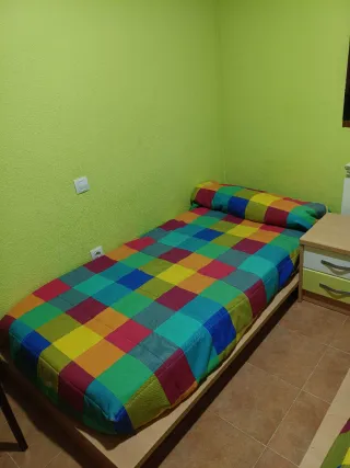 Camas estilo tatami y mesilla