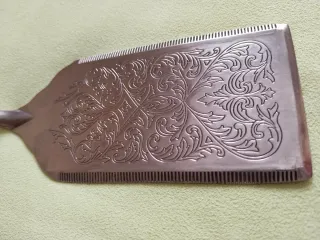 Paleta para servir de metal con baño de plata.