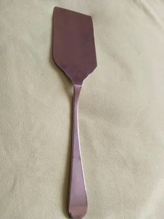 Paleta para servir de metal con baño de plata.
