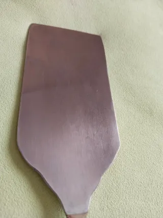 Paleta para servir de metal con baño de plata.