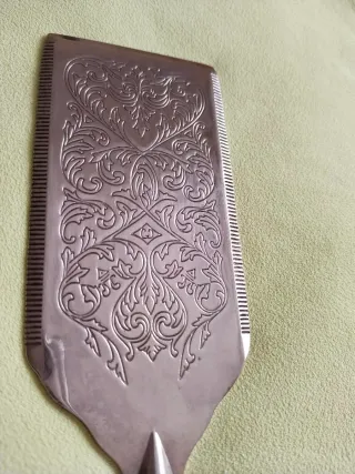 Paleta para servir de metal con baño de plata.