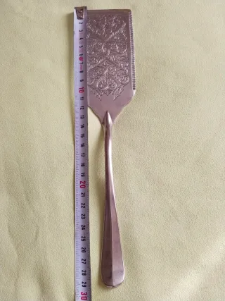 Paleta para servir de metal con baño de plata.