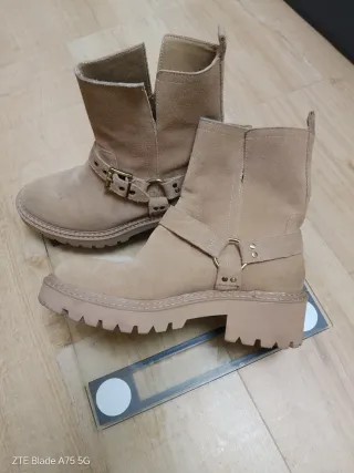 Botines Beige con Hebillas Doradas