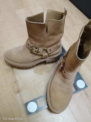 Botines Beige con Hebillas Doradas