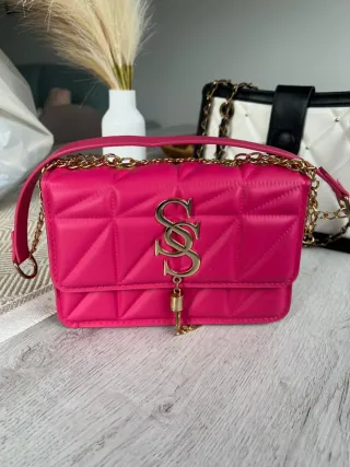 Bolso rosa con cadena dorada