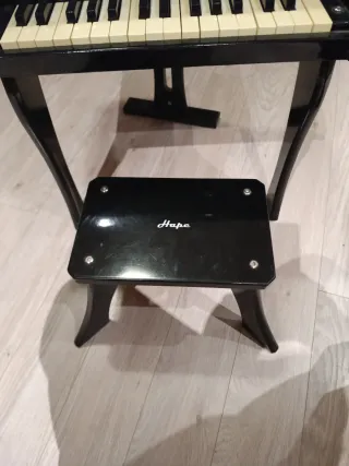 Piano  de madera Hape Negro con Taburete