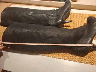 Botas altas de piel negras