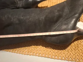 Botas altas de piel negras