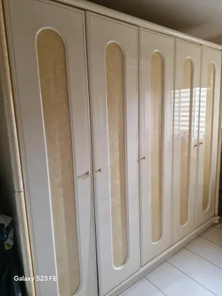 Armario 5 puertas beige y blanco