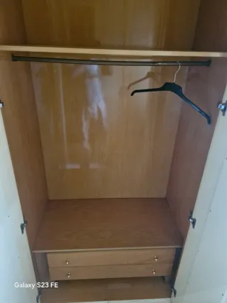 Armario 5 puertas beige y blanco