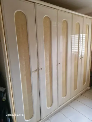 Armario 5 puertas beige y blanco