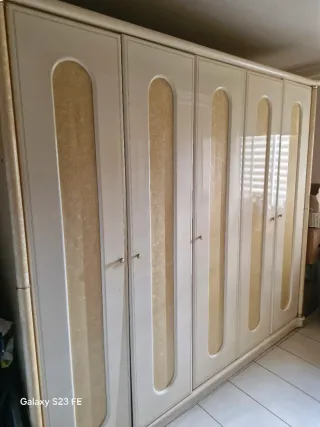 Armario 5 puertas beige y blanco