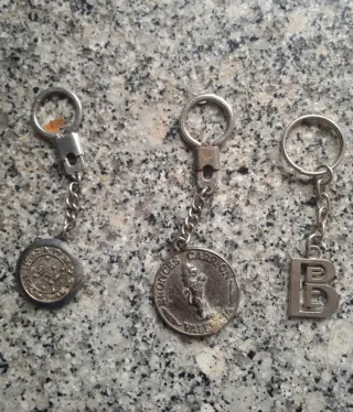 Llaveros metálicos con medallas y letra B