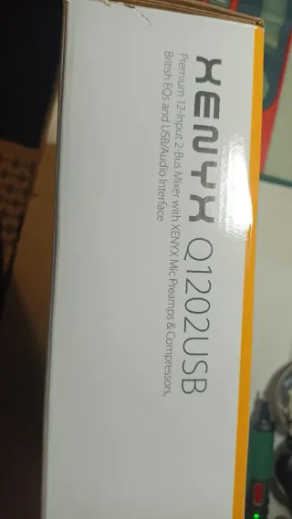 Mesa de mezclas Behringer Q1202USB