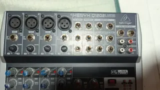 Mesa de mezclas Behringer Q1202USB