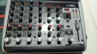 Mesa de mezclas Behringer Q1202USB