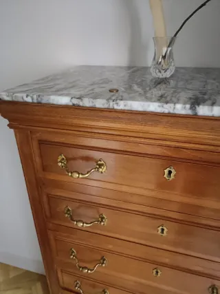 Mesilla de noche antigua