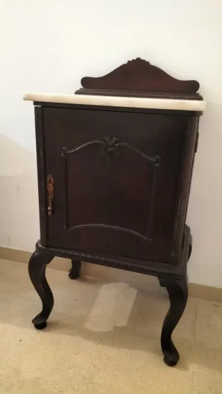 Mesita de noche antigua de madera y mármol