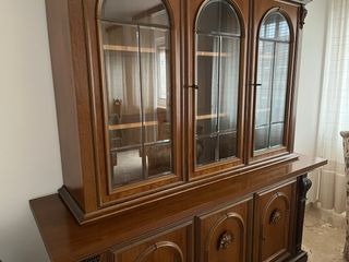 Vetrina in legno con ante in vetro